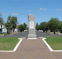 War Memorial and Heroes Avenue - Accommodation Broome