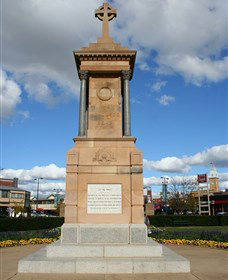 Warwick War Memorial And Gates - Accommodation Broome 1