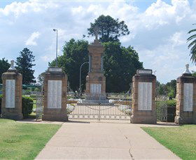 Warwick War Memorial And Gates - Accommodation Broome 0