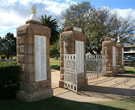 Warwick War Memorial And Gates - Accommodation Broome 2