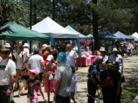 Broadbeach Art And Craft Markets - Accommodation Broome 3