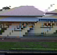 Teddy Bears Downstairs and Grandma's Feather Bed - Accommodation Broome