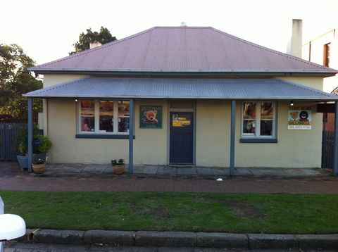 Teddy Bears Downstairs And Grandma's Feather Bed - Accommodation Broome 0