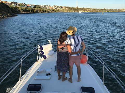Cruising The  Swan River In At Sunset With Boutique Cruise - Accommodation Broome 2