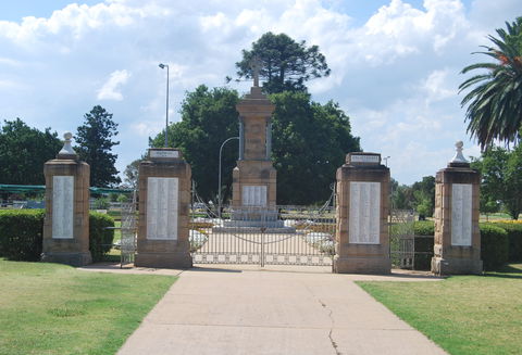 Warwick War Memorial And Gates - Accommodation Broome 0