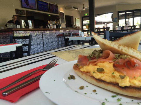 Dolly’s Bar & The Hibiscus Tavern - Accommodation Broome 2