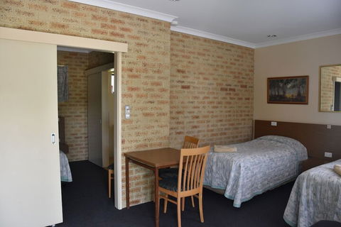 Valley Views Motel & Chalets - Accommodation Broome 2