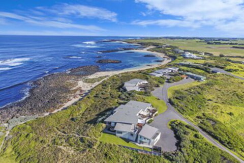HEARNS BEACHSIDE VILLA 9 - Accommodation Broome 0
