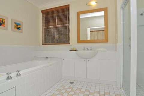 Villa Merlot Located Within Cypress Lakes - Accommodation Broome 5