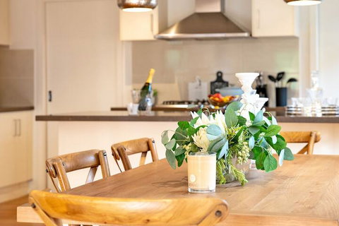 AUJOY 4 Bed Townhouse Glen Waverley - Accommodation Broome 4