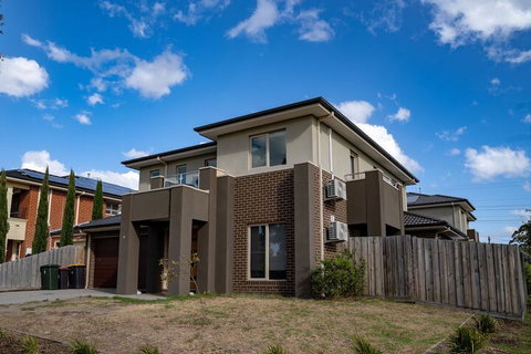 AUJOY 4 Bed Townhouse Glen Waverley - Accommodation Broome 1