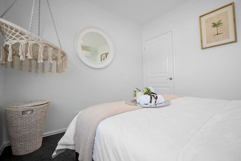 AUJOY 4 Bed Townhouse Burwood 2 - Accommodation Broome 5