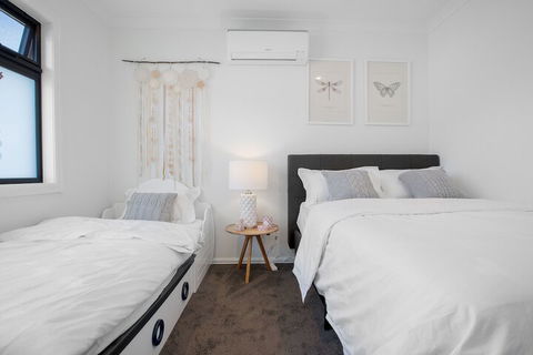 AUJOY 4 Bed Townhouse Burwood 2 - Accommodation Broome 6