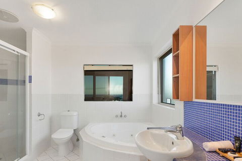 EXCLUSIVE OCEAN VIEW PENTHOUSE On MARINE PARADE - Accommodation Broome 5
