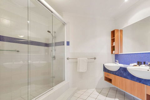 EXCLUSIVE OCEAN VIEW PENTHOUSE On MARINE PARADE - Accommodation Broome 1