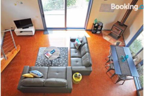 Surf Sounds Free Wifi PET Friendly Surf Side! - Accommodation Broome 2