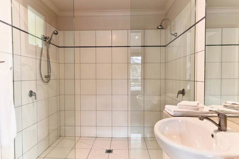 Eugenies Luxury Accommodation - Accommodation Broome 5