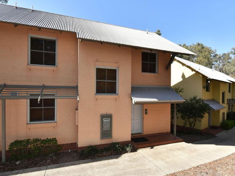 Villa Shiraz Located Within Cypress Lakes - Accommodation Broome 5