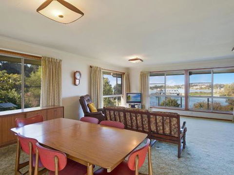 2 Water Crescent Retro Haven - Accommodation Broome 5