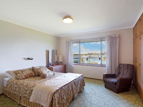 2 Water Crescent Retro Haven - Accommodation Broome 3