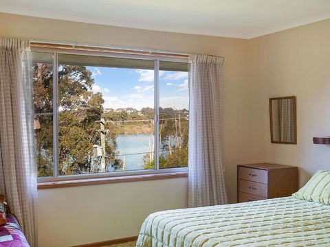 2 Water Crescent Retro Haven - Accommodation Broome 4