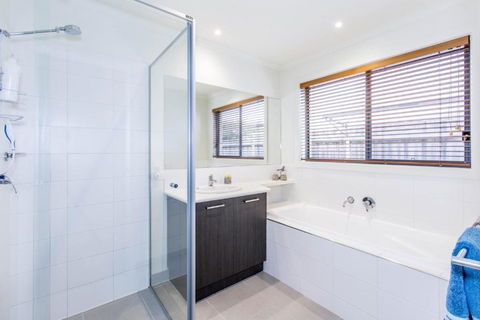 SURFSIDE GETAWAY In PICTURESQUE INVERLOCH - Accommodation Broome 5