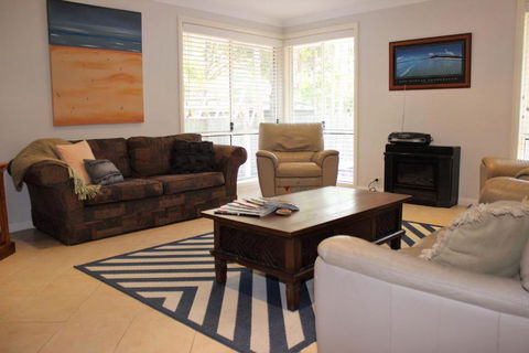 FRANGIPANI BEACH HOUSE PET FRIENDLY 22 Belbourie Cres Boomerang Beach - Accommodation Broome 4
