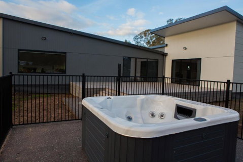 Pomonal Estate Mt. Cassell Villa - Accommodation Broome 5