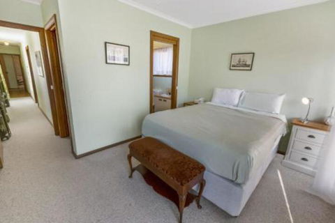 Eagle Point Getaway Waterfront Serenity! - Accommodation Broome 3