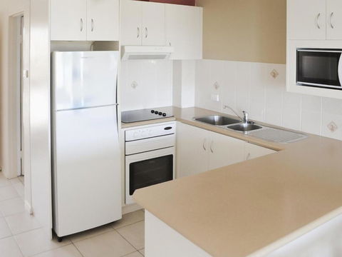 Fairholme 5 Opposite Lake - Accommodation Broome 5