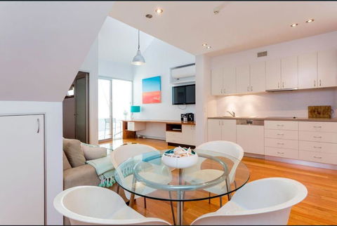 Urban Paradise Minutes From The Markets - Accommodation Broome 3