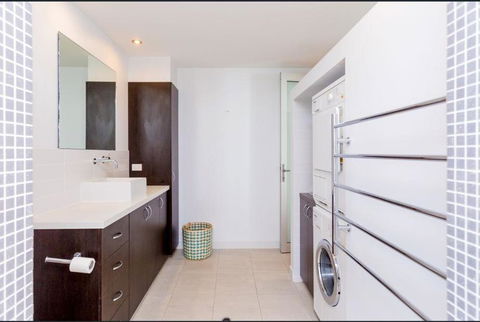 Urban Paradise Minutes From The Markets - Accommodation Broome 2