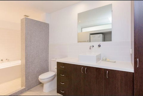 Urban Paradise Minutes From The Markets - Accommodation Broome 4