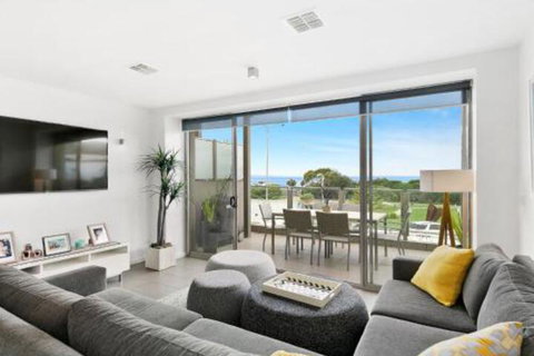 WATERFRONT TWO Position Perfect NEW LISTING 2019 - Accommodation Broome 4