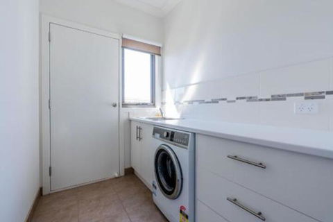 SURFSIDE LAKEVIEWS FREE WIFI - Accommodation Broome 4