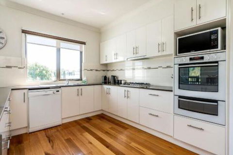 SURFSIDE LAKEVIEWS FREE WIFI - Accommodation Broome 2