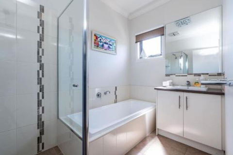 SURFSIDE LAKEVIEWS FREE WIFI - Accommodation Broome 7