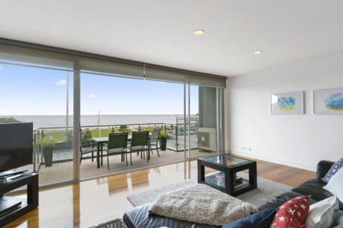 LOUTTIT BAY APARTMENT 1 Free Wifi Ocean Views & The Ultimate Location - Accommodation Broome 0