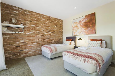 Embracing Evandale - Accommodation Broome 4