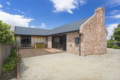 Embracing Evandale - Accommodation Broome 1
