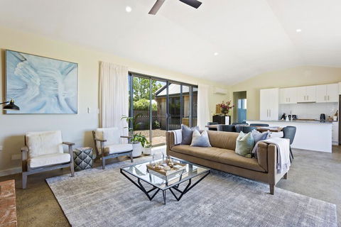Embracing Evandale - Accommodation Broome 7