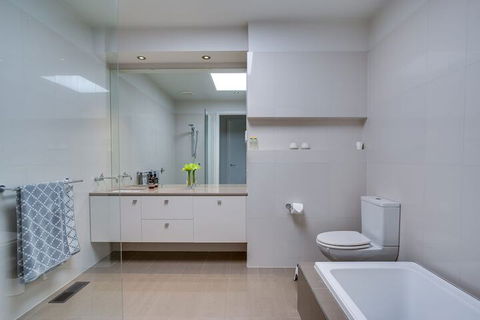 Kalina Retreat Tennis & Pool - Accommodation Broome 7