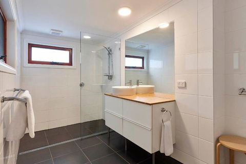 DOLPHIN LOOKOUT COTTAGE Amazing Views Of The Bay Of Fires - Accommodation Broome 1