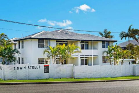 WAVES On MAIN 4 / 1 MAIN STREET - Accommodation Broome 4