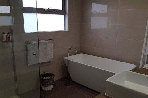 CHELSEA Family Home Close To Beach & Shops - Accommodation Broome 1