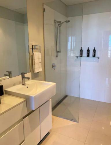 LOCATION LOCATION CITY VIEWS NETFLIX WIFI WINE - Accommodation Broome 4