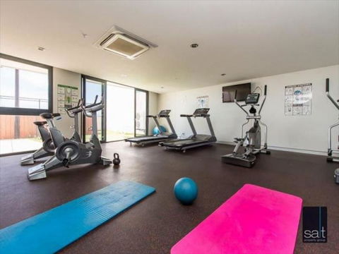LOCATION LOCATION CITY VIEWS NETFLIX WIFI WINE - Accommodation Broome 3