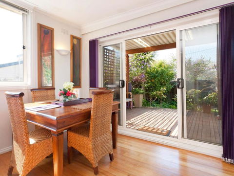 METRES TO THE BEACH MORNINGTON - Accommodation Broome 1