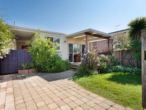 METRES TO THE BEACH MORNINGTON - Accommodation Broome 4