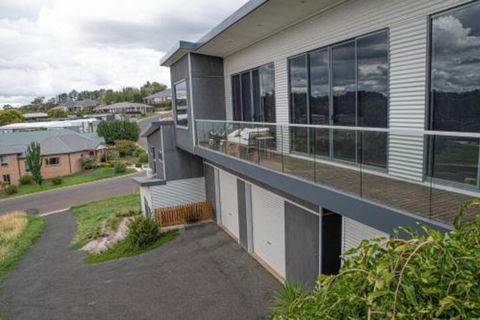 Five Bed Five Bath Five Star View 2 Mins To CBD Wentworth Estate - Accommodation Broome 5